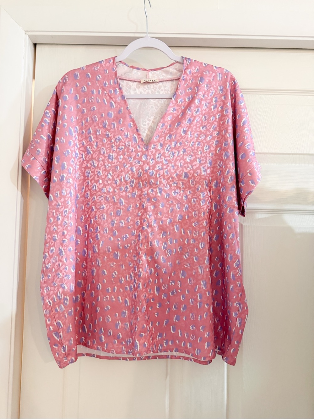 JODIFL Pink Short-Sleeve V-Neck Blouse with Blue Accent Print